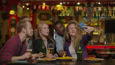 Menschen-Männer-Freizeit-Freundschaft-Und-Technologie-Konzept---Glückliche-Männliche-Freunde-Trinken-Bier-Und-Machen-Selfie-Mit-Smartphone-In-Der-Bar-Oder-Im-Pub